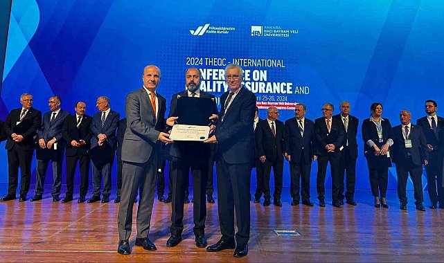 Van YYÜ'ne YÖKAK Kurumsal Akreditasyon Belgesi