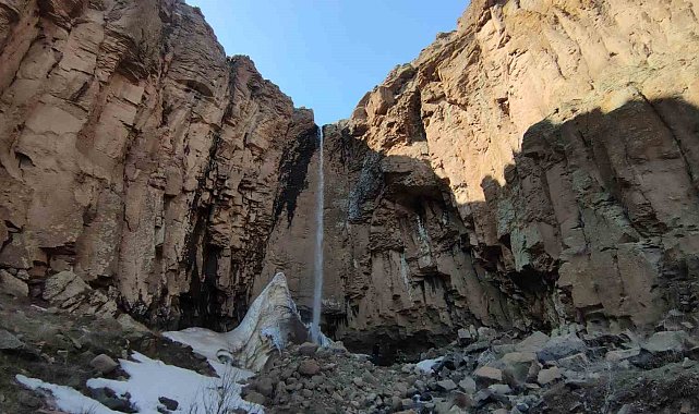 Van'da 40 metre yükseklikten akan şelale ilkbaharda coştu