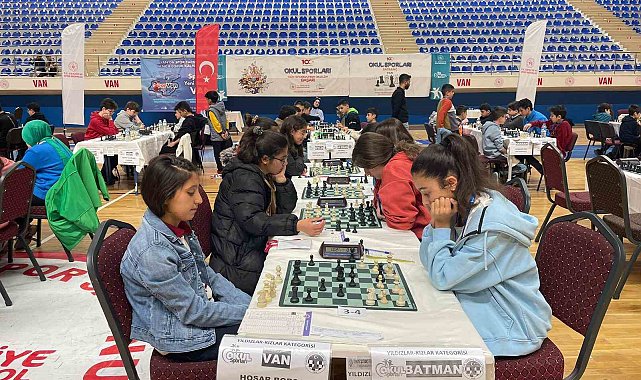 Van'da ödüllü satranç turnuvası son buldu