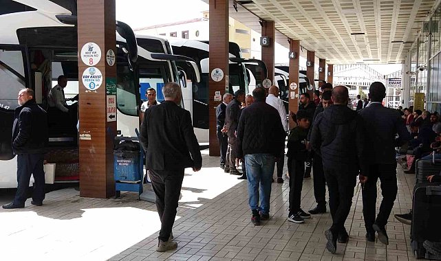Van'daki otogarda bayram yoğunluğu başladı