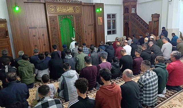 Vanlılar Kadir Gecesi'nde camilere akın etti