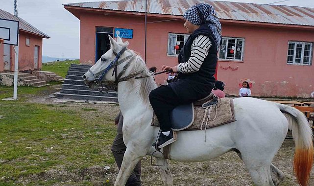 Varto'da atlı ve eşekli 23 Nisan kutlaması