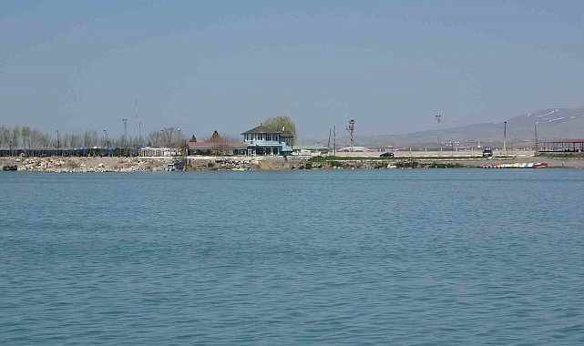 Yağış sonrası Van Gölü'nün su seviyesi yükselmeye başladı
