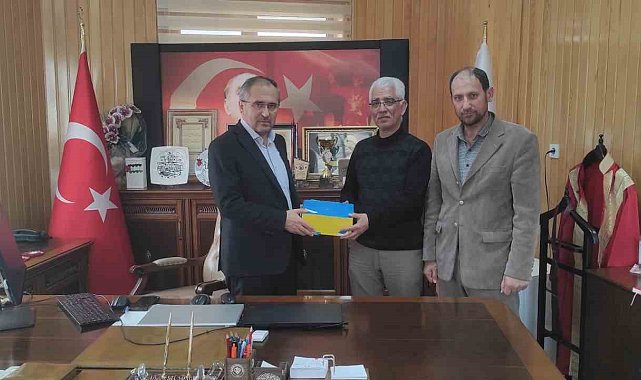 Yetim çocuk, biriktirdiği paraları yetim çocuklara bağışladı