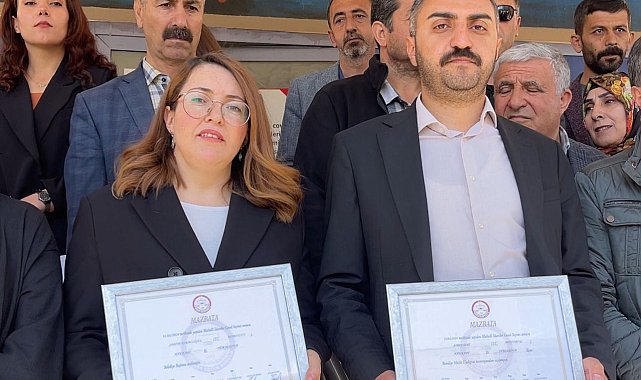 Yüksekova Belediye Başkanı mazbatasını aldı