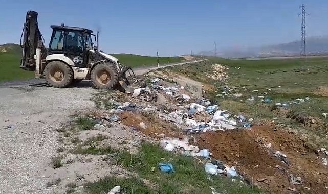 Yüksekova İlçe Özel İdaresi köylerde biriken çöpler için seferber oldu