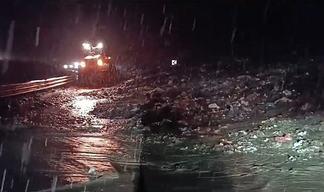 Yüksekova-Van karayolunda heyelan: Yol trafiğe kapandı