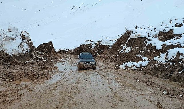 Yüksekova'da heyelan sonucu kapan köy yolu kontrollü olarak açıldı