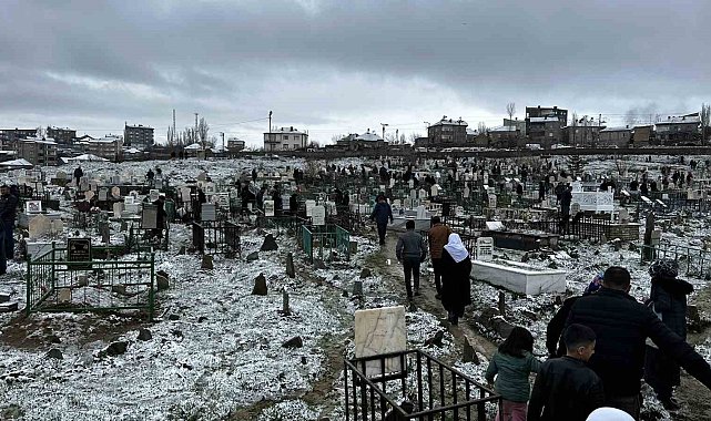 Yüksekova'da vatandaşlar mezarlıklara akın etti