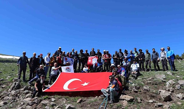 19 Mayıs için karlı dağlarda yürüdüler