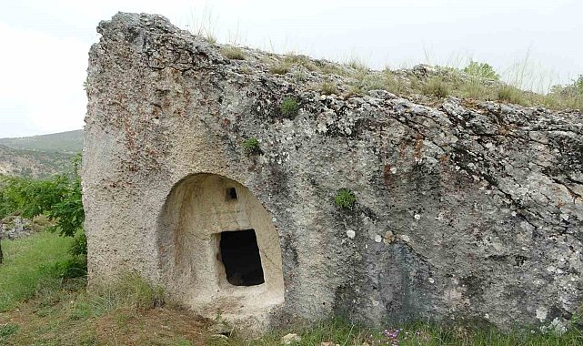 2 bin yıllık kaya mezarları görenleri şaşırtıyor