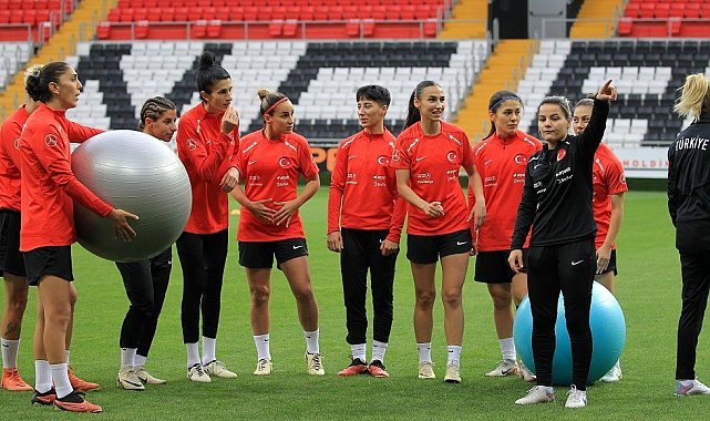 21 yaşında futbolu bıraktı; 29 yaşında A Milli Kadın Futbol Takımına yardımcı antrenör oldu