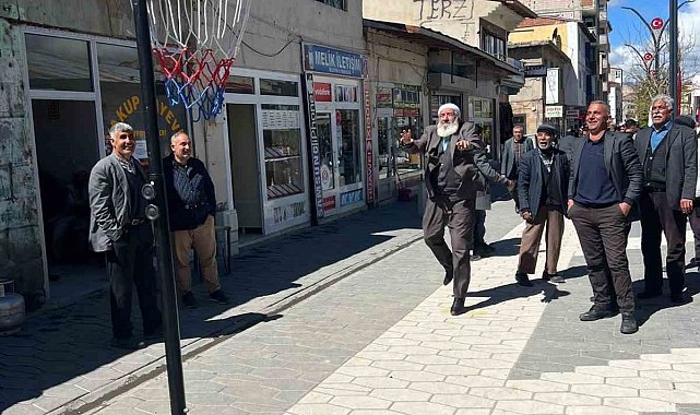 71 yaşındaki Zeki Boztepe gençlere taş çıkardı