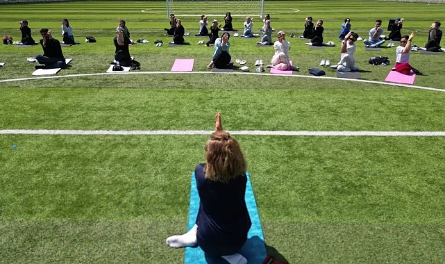 Açık havada yoga ve meditasyon etkinliği düzenledi
