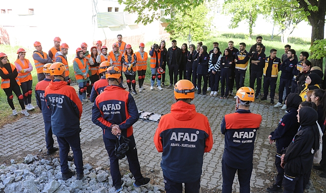 Ağrı'da öğretmen ve öğrencilere arama kurtarma eğitimi veriliyor