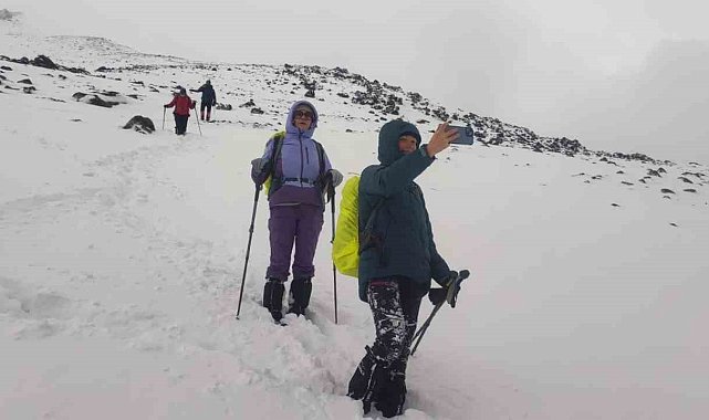 Ağrı Dağı kadın dağcılara geçit vermedi