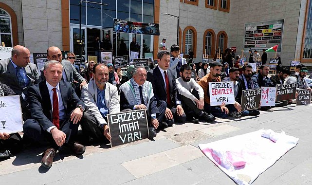 Ağrı'da Gazze'ye destek oturma eylemine Milli Eğitim Müdürü Kökrek destek verdi