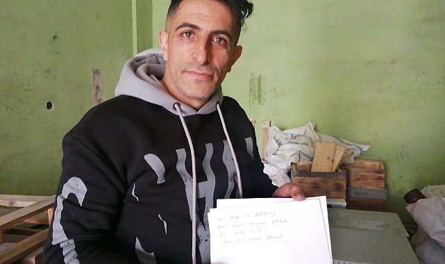 Ağrı'da ilkokul 3. sınıftan sonra okulu bırakmasına rağmen İngilizceyi ana dili gibi konuşuyor