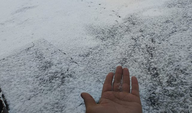 Ağrı'da mayıs ayında kar yağışı köyü kışa döndürdü