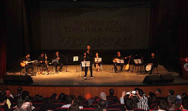 Ahlat'ta Türk halk müziği konseri ilgi gördü