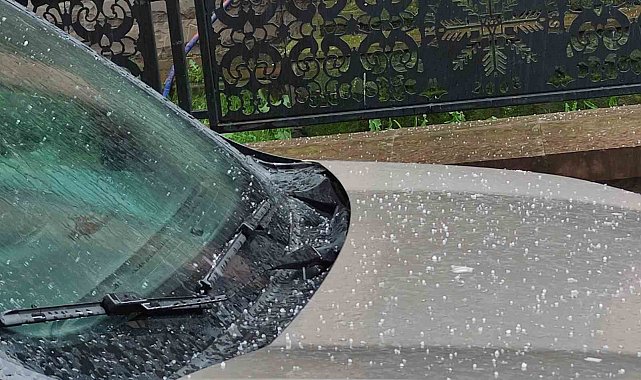 Ardahan'da dolu yağışı sonrası kent beyaza büründü