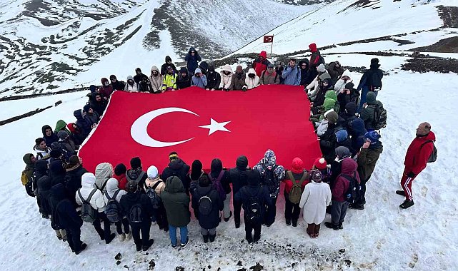 Atatürk Üniversitesi öğrencileri Palandöken'e tırmandı