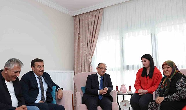 Bakan Özhaseki, depremzede Özgür ailesine misafir oldu