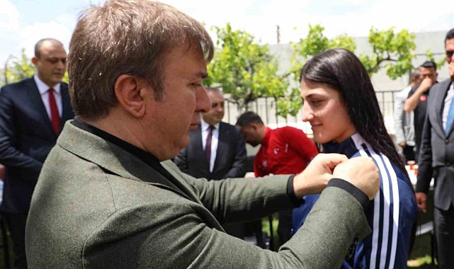 Bakü'de gümüş madalya kazanan Elvira'yı Vali Aydoğdu tebrik etti