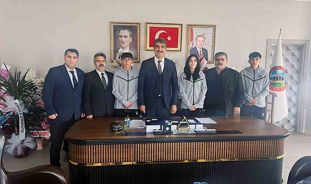 Başkan Polat'tan atletizm takımına ödül