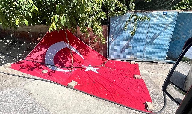 Bayrağı yere serip dutların düşmesini beklediler