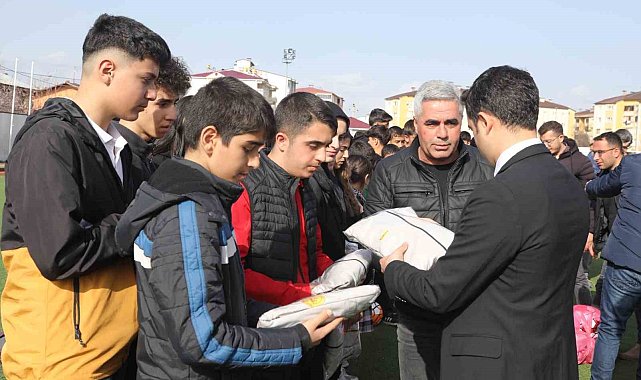 Bingöl'de öğrencilere malzeme desteği
