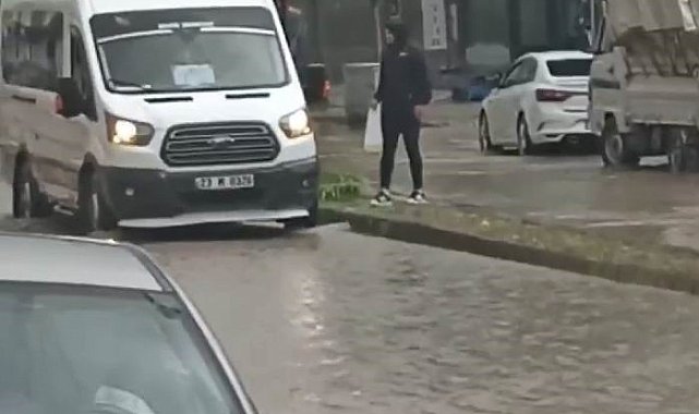 Dolmuş şoförü yağmur sularının ortasında kalan yolcuyu içeri aldı