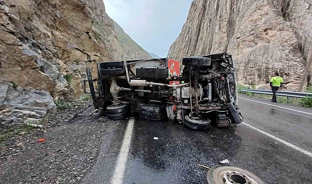 Dondurma nakil aracı devrildi: 2 yaralı