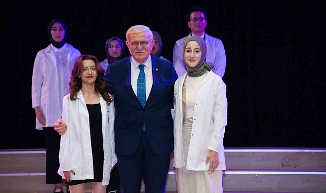 Eczacılık Fakültesinin birinci ve ikinci sınıf öğrencileri beyaz önlük giydi