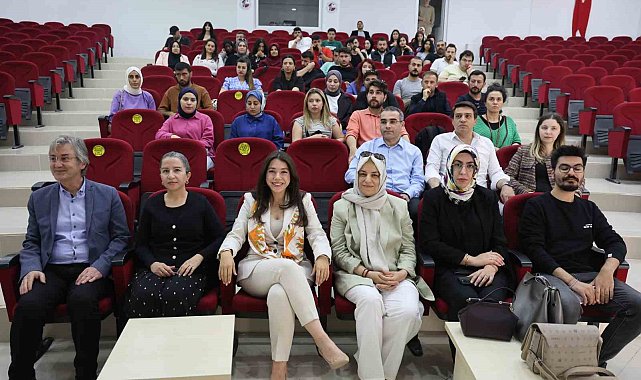 Elazığ'da 'Dijital çağda radyoda yayın ve yapım' paneli gerçekleştirildi