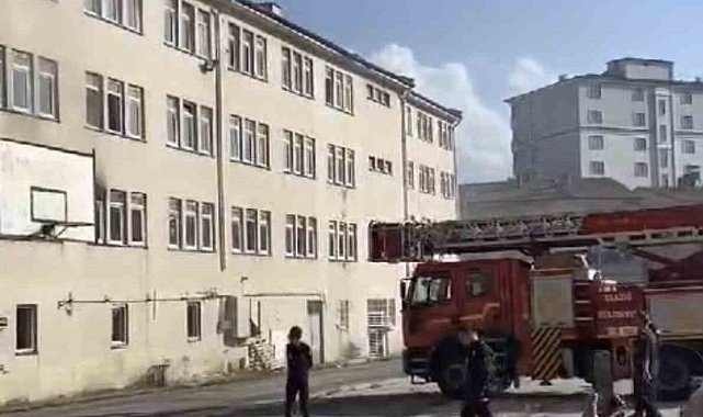 Elazığ'da metruk binada yangını