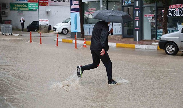 Elazığ'da sağanak hayatı felç etti