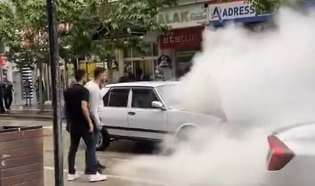 Elazığ'da seyir halindeki otomobil alev aldı