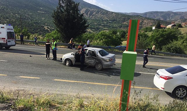 Elazığ'da trafik kazası: Çarpışan otomobillerden biri alev alev yandı, 1 kişi öldü 6 kişi yaralandı