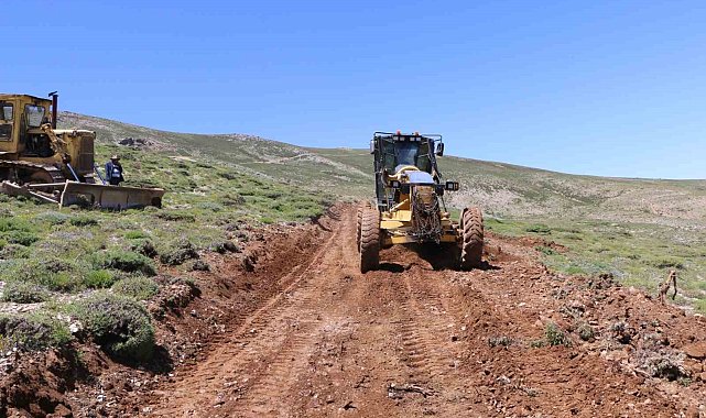 Elazığ'da yayla yolu yapım çalışmaları sürüyor