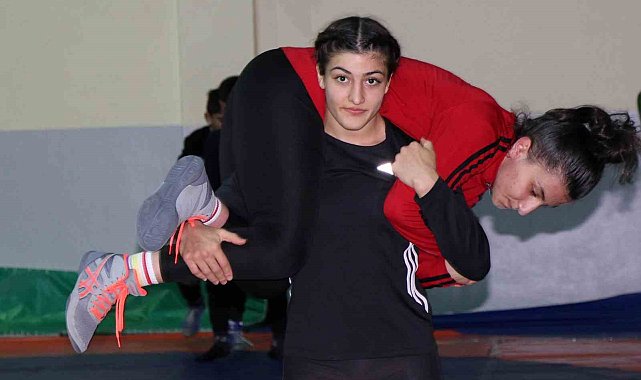 Elvira, Bakü'de gümüş madalya kazandı