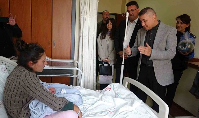 Emniyet müdüründen Anneler Günü'nde bebeklerine kavuşan çifte ziyaret