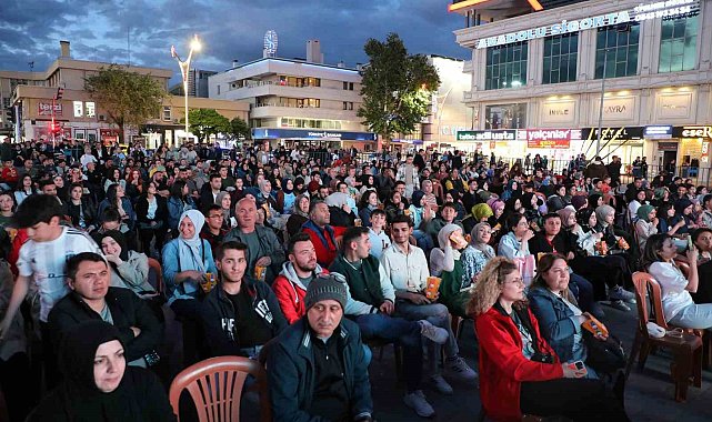Erzincan'da açık hava sineması etkinliği yoğun ilgi gördü