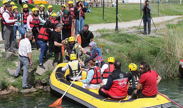 Erzincan'da engelli bireylere yönelik paraşüt ve rafting etkinliği renkli görüntüler oluşturdu