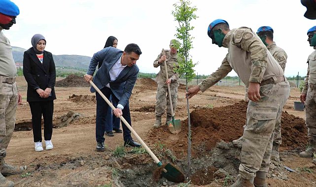 Erzincan'da fidanlar toprakla buluştu