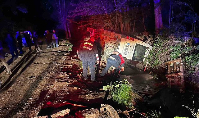 Erzincan'da tarım işçilerini taşıyan minibüs su kanalına devrildi: 6 yaralı