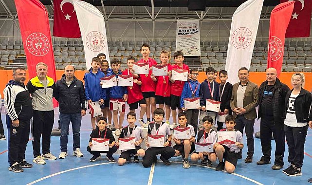 Erzincanlı badmintoncular Bayburt'ta grup birincisi oldu