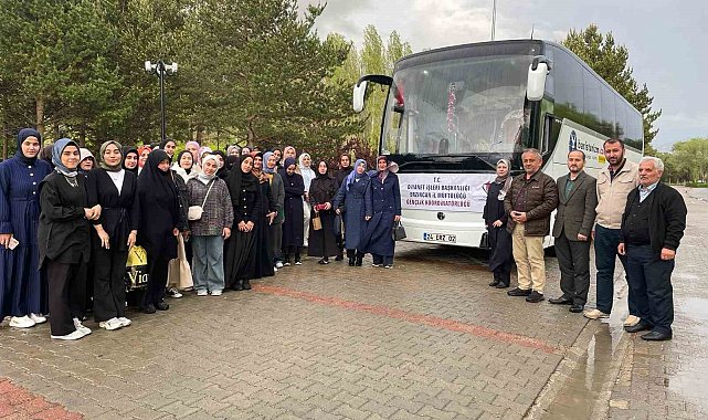Erzincanlı gençler "Komşu Şehirler" projesiyle Bayburt'u gezdi