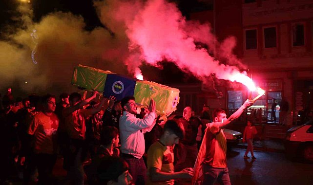 Fenerbahçe bayraklı tabutla şampiyonluğu kutladılar