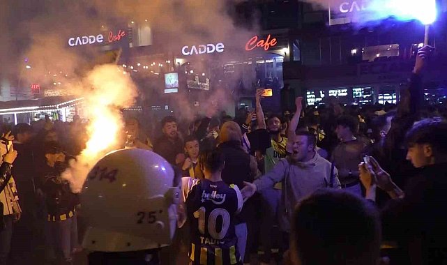 Fenerbahçe taraftarı galibiyeti kutladı